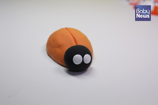 클레이로 무당벌레 얼굴 만들기. ⓒ허진