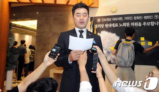 최석 정의당 대변인이 지난 24일 오후 서울 서대문구 신촌 세브란스병원 장례식장에 마련된 고 노회찬 정의당 원내대표의 빈소에서 브리핑을 하고 있다. 2018.7.24/뉴스1 © News1 사진공동취재단