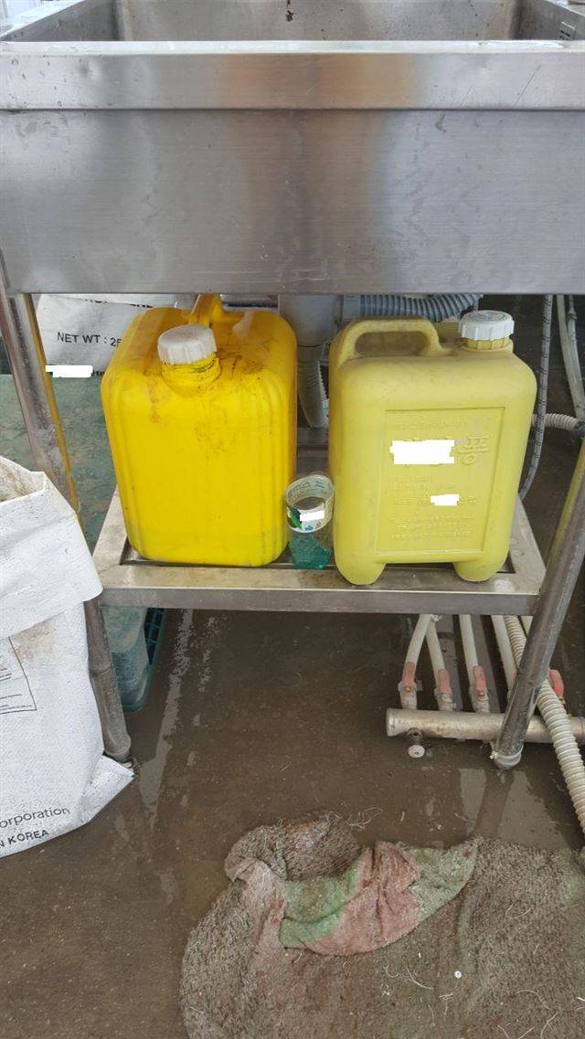 지난해 세월호 인양과정에서 나온 유품을 세척하는데 쓰인 것으로 보이는 주방용 세제. 416기억저장소 제공