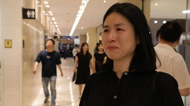 지난 24일 오후 서울 서대문구 세브란스병원 장례식장에 마련된 고 노회찬 의원 빈소를 찾은 시민 홍정민 씨가 인터뷰를 하고 있다.