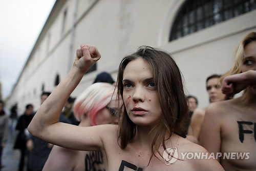 '반라 시위' 페멘 창립 여성운동가 샤츠코 숨진채 발견 (파리 AFP=연합뉴스) 가슴을 드러내는 기습 시위로 유명한 여성단체 페멘(FEMEN)의 공동 창립자 중 한 명인 옥사나 샤츠코(31)가 2012년 11월 프랑스 파리에서 동성 결혼에 반대하는 가톨릭을 비난하며 시위를 벌이고 있다. 프랑스 언론은 샤츠코가 24일(현지시간) 파리 시내 자신의 아파트에서 숨진 채 발견됐다고 보도했다. 경찰은 샤츠코가 스스로 목숨을 끊은 것으로 보고 조사 중이다.       ymarshal@yna.co.kr