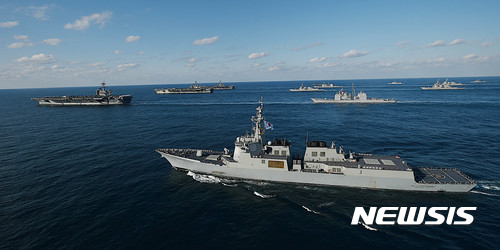【서울=뉴시스】우리 해군의 이지스구축함 세종대왕함(DDG-991)과 한미 해군 함정들이 미 해군 항공모함맨 왼쪽부터 루즈벨트함(CVN-71), 로널드레이건함(CVN-76), 니미츠함(CVN-68) 등이 한미해군의 연합훈련에 참가하고 있다. 2017.11.12. (사진=해군본부 제공)photo@newsis.com