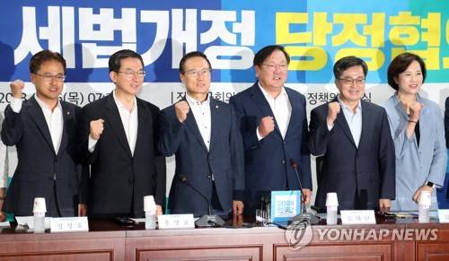 파이팅 외치는 당정 (서울=연합뉴스) 김현태 기자 = 26일 오전 국회 의원회관에서 열린 2018 세법개정 당정협의에서 더불어민주당 홍영표 원내대표(왼쪽 세번째), 김동연 기획재정부 장관 겸 경제부총리(오른쪽 두번째) 등 참석자들이 한국 경제 파이팅을 외치고 있다. 2018.7.26 mtkht@yna.co.kr