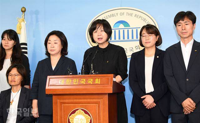 이정미(가운데) 정의당 대표와 당원들이 30일 오전 서울 여의도 국회 정론관에서 故 노회찬 영결식 관련 국민께 드리는 감사인사를 발표하고 있다. 홍인기 기자