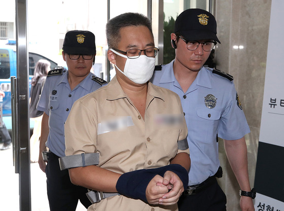 댓글조작 혐의를 받고 있는 '드루킹' 김씨가 28일 오후 서울 서초동 특검 사무실로 소환되고 있다. 김씨는 이날 변호사가 없다는 이유로 특검 조사에 협조하지 않았다. [뉴스1]