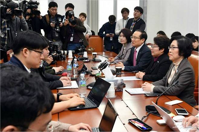 홍영표 환노위원장과 3당 간사들이 2018년 2월 27일 국회 환노위원회 소회의실에서 근로시간 단축 법안 통과 관련 기자간담회를 갖고 있다. (사진=윤창원 기자)