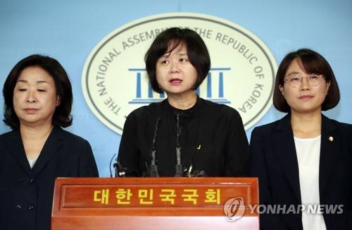 국민께 감사 인사하는 이정미 대표 (서울=연합뉴스) 김현태 기자 = 정의당 이정미 대표가 30일 오전 국회 정론관에서 정의당 고 노회찬 원내대표의 죽음에 애도의 뜻을 보내주신 국민께 감사인사를 하고 있다. mtkht@yna.co.kr