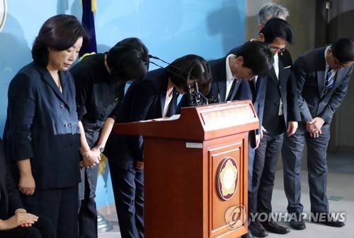 국민께 고개 숙여 인사하는 정의당 당직자들 (서울=연합뉴스) 김현태 기자 = 정의당 이정미 대표와 당직자들이 30일 오전 국회 정론관에서 정의당 고 노회찬 원내대표의 죽음에 애도의 뜻을 보내주신 국민께 고개 숙여 감사인사를 하고 있다. mtkht@yna.co.kr