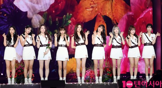 그룹 우주소녀가 1일 오후 서울 구로구 고척스카이돔에서 열린 ‘2018 코리아 뮤직 페스티벌’ 행사에 참석했다.