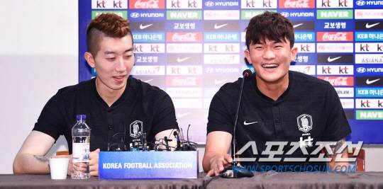 2018 자카르타-팔렘방 아시안게임에 출전하는 축구대표팀 조현우와 김민재가 31일 오후 경기도 파주 국가대표 트레이닝센터(NFC)에서 열린 인터뷰에서 취재진의 질문에 답하고 있다. 파주=김경민 기자 kyungmin@sportschosun.com /2018.07.31/