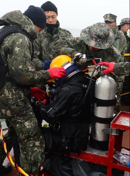 해군 해난구조대(SSU) 대원들이 지난 2014년 세월호 참사 당시 활약하던 모습./조선일보 DB