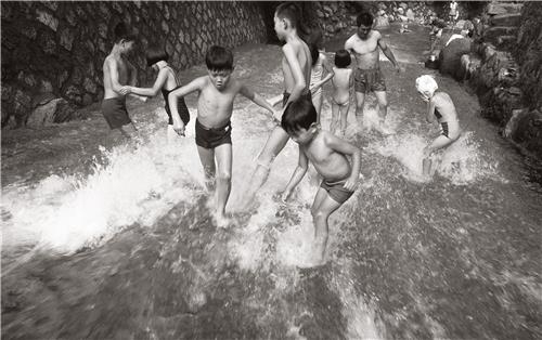 우이동, 물놀이하는 사촌들, 1971 (한치규 촬영) [서울시 제공]