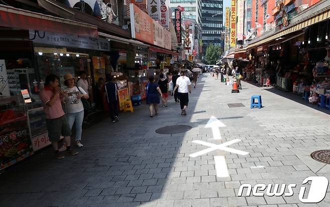 서울 남대문 시장에서 쇼핑객들이 햇빛은 피하고 그늘진 곳으로 이동하고 있다. /뉴스1 © News1 이종덕 기자
