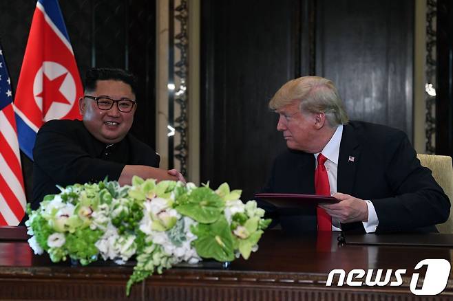 김정은 북한 국무위원장(왼쪽)과 도널드 트럼프 미국 대통령(오른쪽). © AFP=뉴스1 © News1 우동명 기자