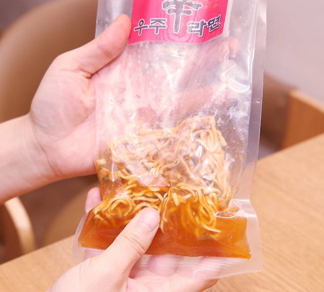 우주라면은 70도의 물을 넣어 10분간 두면 비빔면처럼 된다. 사진 박미향 기자