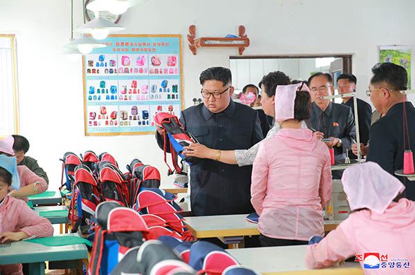 ⓒ평양 조선중앙통신 핵 문제가 해결되면 북한 경제가 화두로 떠오를 것이다. 사진은 가방공장을 방문한 김정은 위원장.