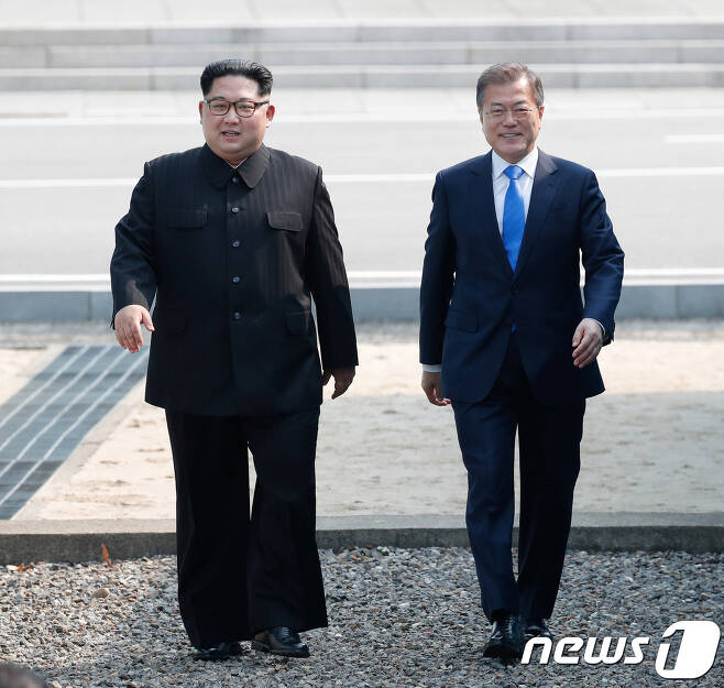 문재인 대통령과 김정은 북한 국무위원장이 판문점에서 만나 걸어내려오고 있다.2018.4.27/뉴스1 © News1 한국공동사진기자단