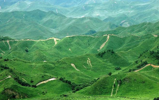 비무장지대 북쪽 북한 강원도 평강군의 산림 황폐화 모습. [사진 녹색연합]