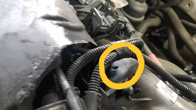 최근 경남지역 BMW 정비센터에 입고된 520d 차량. 흡기다기관(Manifold) 구멍이 발생했다. (사진출처 보배드림)