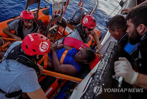 지중해에 표류하다 스페인 구호단체 선박에 구조되는 난민 [로이터=연합뉴스]