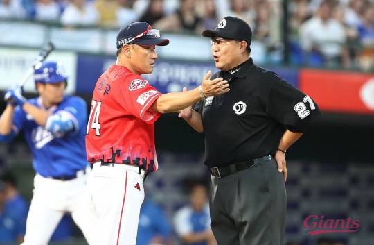 ◇조원우 롯데 감독이 지난 4일 부산 사직구장에서 열린 삼성전에서 3회초 1사 만루 상황에서 이뤄진 타격 뒤 요청한 비디오판독 후 심판진에게 어필하고 있다. 사진제공=롯데 자이언츠