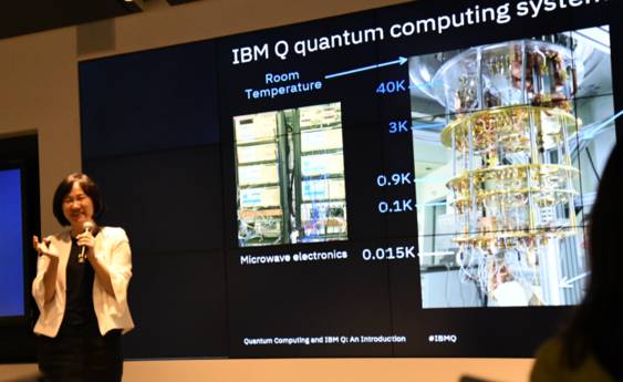 엄경순 IBM 코리아 CTO가 퀀텀 컴퓨터 내부 사진을 바탕으로 퀀텀 컴퓨터 안정화를 위한 내부 공간의 온도에 대해서 설명하고 있다. /김범수 기자