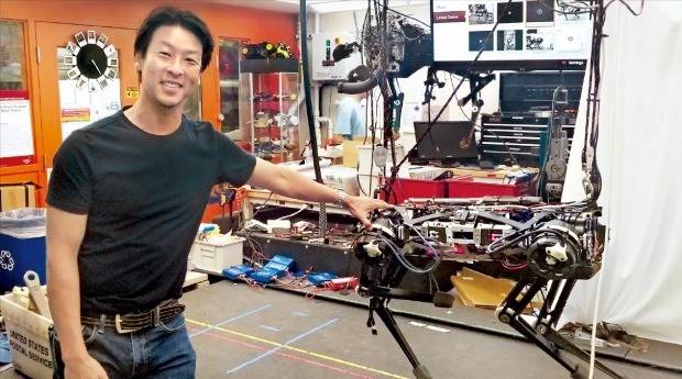 김상배 MIT 교수가 연구실에서 치타3 로봇에 대해 설명하고 있다. 치타3는 몸무게 40㎏의 네 다리를 가진 로봇으로 치타처럼 걷고 뛸 수 있을 뿐만 아니라 한 발을 들어 엘리베이터 버튼을 누르거나 1m 높이까지 점프할 수 있다. 뒤쪽에 2015년 공개한 치타2 로봇이 보인다. /김현석 특파원