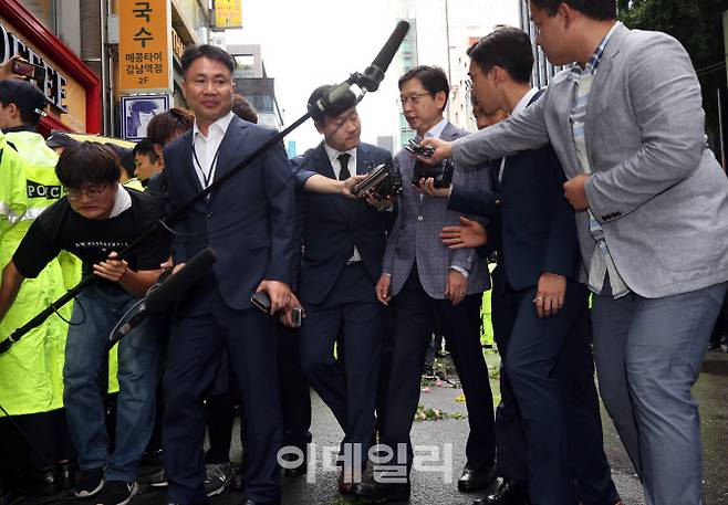 [이데일리 노진환 기자] 김경수 경남지사가 드루킹의 댓글조작 행위를 공모한 혐의로 6일 오전 서울 강남구 특검 사무실로 들어가고 있다.