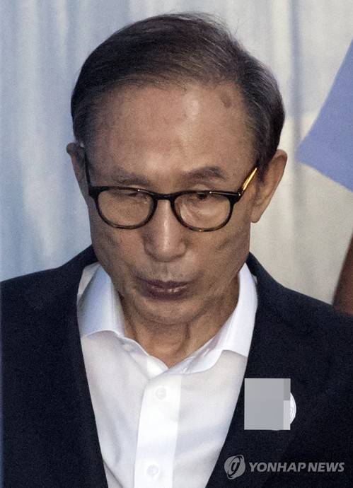 이명박, 퇴원 후 첫 법원행 (서울=연합뉴스) 윤동진 기자 = 110억 원대 뇌물수수와 350억 원대 다스 횡령 등 혐의로 구속기소 된 이명박 전 대통령이 7일 오전 서초구 서울중앙지방법원에서 열린 속행 공판에 출석하기 위해 호송차에서 내려 법정으로 향하고 있다. 2018.8.7 mon@yna.co.kr