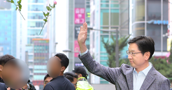 '드루킹' 일당의 댓글 공작에 연루된 의혹을 받고 있는 김경수 경남도지사가 지난 6일 오전 서울 서초구 허익범 특검 사무실에 피의자 신분으로 조사를 받기 위해 출석하며 지지자들의 꽃세례를 받고 있다. [뉴스1]