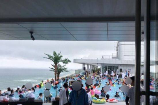 호텔의 가장 큰 홍보포인트 인피니티풀에 사람들이 가득 차있다.(사진=독자제공)