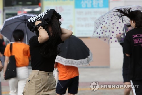 '우산은 없지만…' 반가운 소나기 [연합뉴스 자료사진]