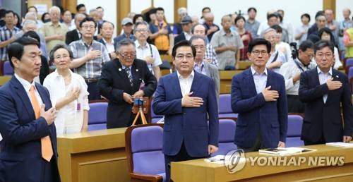 건국 70주년 기념 세미나에서 국기에 경례하는 참석자들 (서울=연합뉴스) 김주형 기자 = 9일 오후 국회 의원회관에서 열린 대한민국 건국 70주년 기념 세미나에서 자유한국당 심재철 의원(가운데), 김문수 전 경기지사 등 참석자들이 국기에 경례하고 있다. kjhpress@yna.co.kr