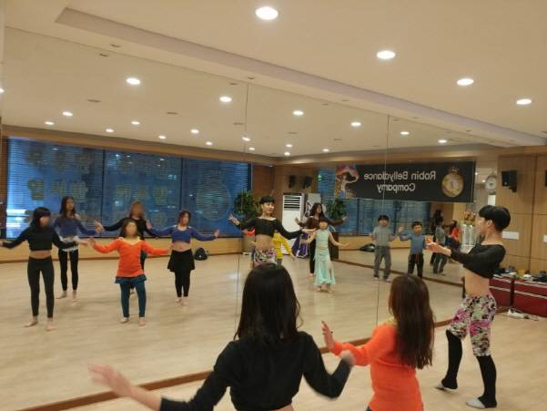 지난달 인천광역시 서구 한 벨리댄스학원에서 남자 밸리댄서 김도형(26)씨가 학생들에게 밸리댄스를 가르치고 있다. (사진 =로빈 밸리 댄스 컴퍼니 제공)