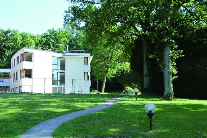 프랑스 파리 남부에 위치한 고등과학원(IHES). 알렉산더 그로텐디크, 필즈상 수상자였던 장 피에르 세르를 비롯해 내로라하는 수학자들이 다녀간 곳이다. '페르마의 마지막 문제’와 관련된 업적을 남긴 김민형 옥스퍼드 수학과 교수도 다녀간 곳이며, 지난해 대한수학회 논문상을 수상한 박지훈 포스텍 수학과 교수도 올해 한 달간 방문했다.- 조혜인 기자 제공