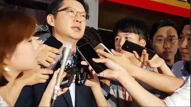 김경수 경남지사가 10일 새벽 드루킹 댓글조작 공모 관련 2차 소환조사를 마친 뒤 강남 특검 사무실을 나서며 기자들의 질문을 받고 있다. 선담은 기자