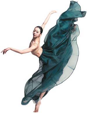 두 달간 매달렸던 국립발레단의 `허난설헌` 무대의상.