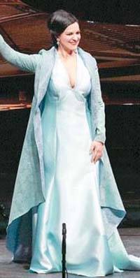 파바로티 추모공연에서 세계적 소프라노 게오르기우가 입은 `정윤민 드레스`.