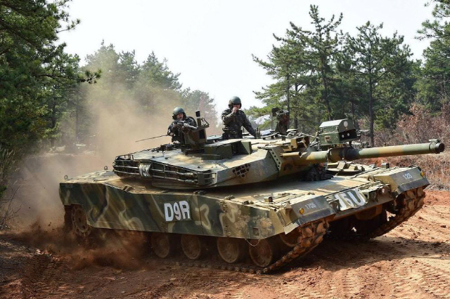 105mm 주포를 단 K1 전차의 소규모 개량형인 K1E!. 군은 2024년 부터는 기존의 K1E1을  K1E2로 개조해나갈 계획이다. 전차 뿐 아니라 자주포와 장갑차 개량도 본격화한다.