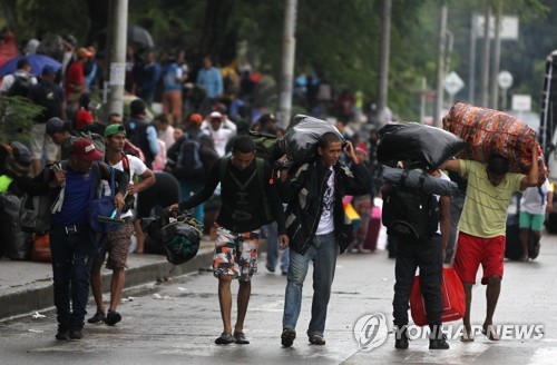 콜롬비아 국경서 입국 심사를 기다리는 베네수엘라 이민자들 [EPA=연합뉴스 자료 사진]