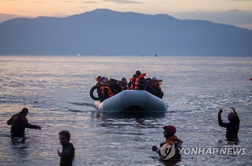 터키에서 고무보트로 에게해를 건너 그리스 레스보스섬에 도착한 난민들 [EPA=연합뉴스 자료사진]