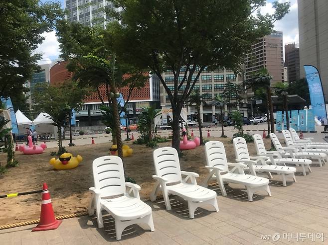 지난 10일 서울시 중구 시청 앞 광장에 인공해변이 마련됐다./사진=이상봉 기자