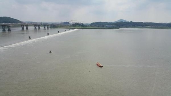 지난 12일 김포대교 아래 한강에서 민간보트 구조활동을 하던 소방 구조보트가 전복돼 소방관 2명이 실종됐다. /경기소방본부 제공
