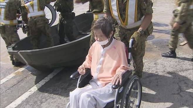 수해 지역에서 구조되는 일본 노인