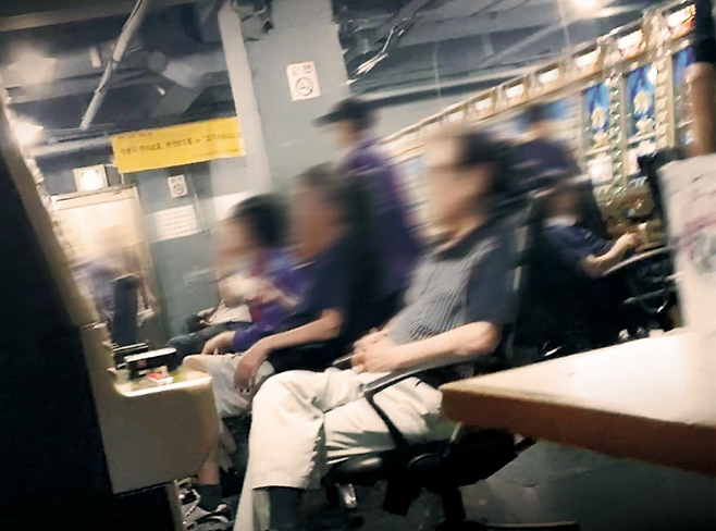 8월6일 서울 종로구의 황금성 오락실에서 한 남성이 자동 베팅기계를 올려놓은 채 오락기를 바라보고 있다. ⓒ시사저널 박성의