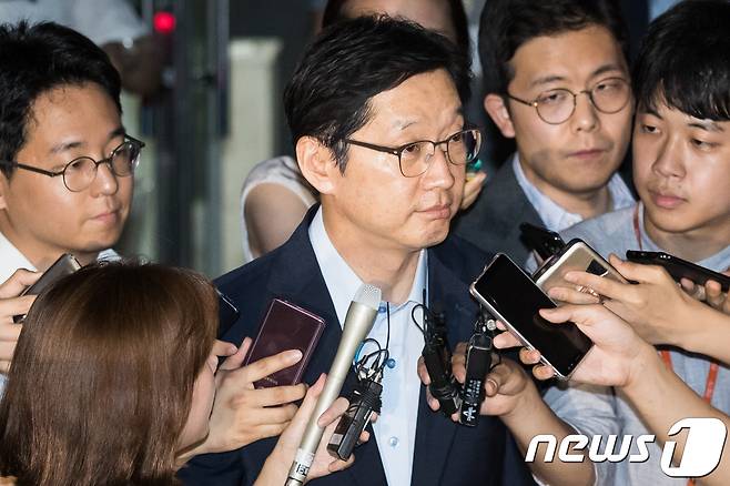 '드루킹' 일당의 댓글 공작에 연루된 의혹을 받고 있는 김경수 경남도지사가 지난 10일 새벽 서울 서초구 허익범 특별검사 사무실에서 피의자 신분으로 2차조사를 마치고 귀가하고 있다. 2018.8.10/뉴스1 © News1 유승관 기자