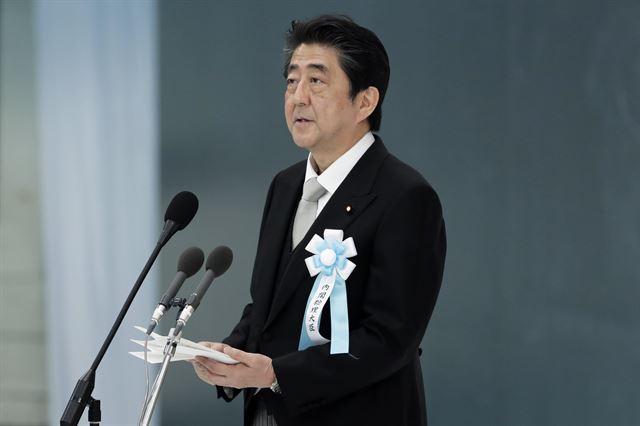 아베 신조 일본 총리가 15일 일본 도쿄 부도칸에서 열린 전국전몰자추도식에 참석해 추도사를 하고 있다. 도쿄=EPA 연합뉴스