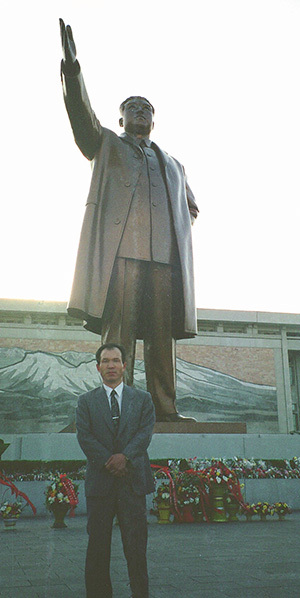 ⓒ박채서 제공 1995년 5월 평양에 있는 김일성 주석 동상 앞에서 찍은 ‘흑금성’ 박채서씨 기념사진.