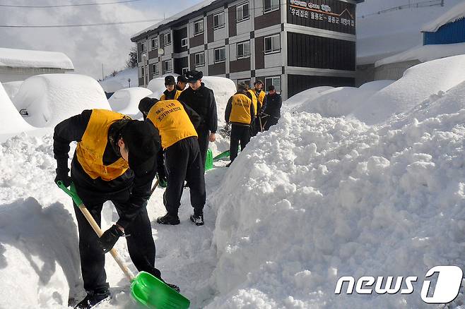 [자료사진] 제설작업 중인 장병들. ⓒ News1