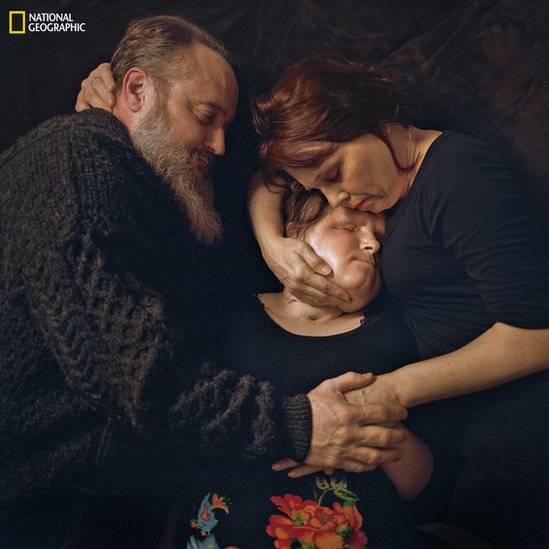 부모님과 포옹을 하고 있는 케이티